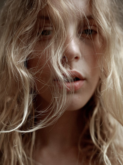 Portrait of a woman with platinum blonde wavy hair, close and natural